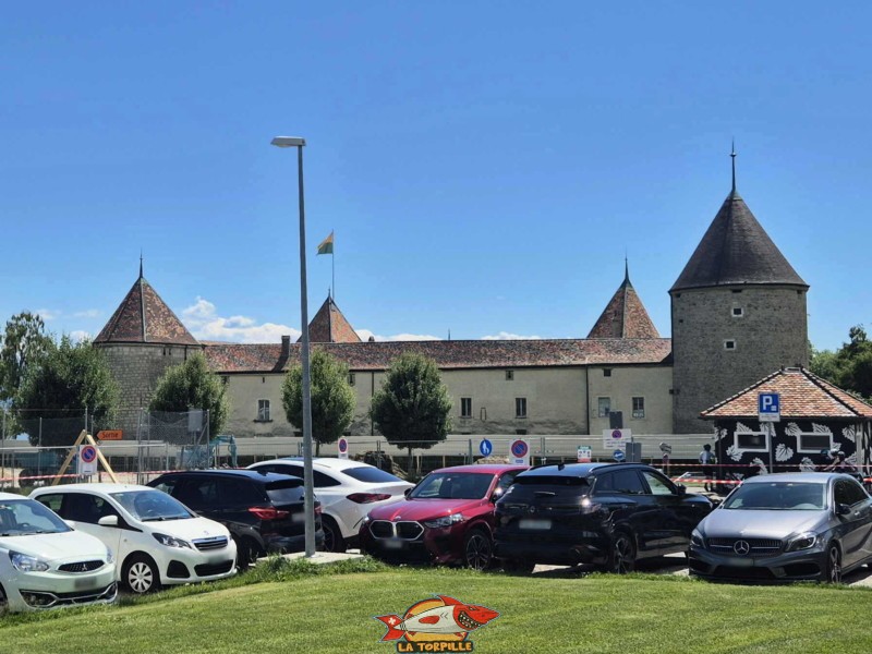 Un grand parking se trouve juste à côté du château de Rolle.