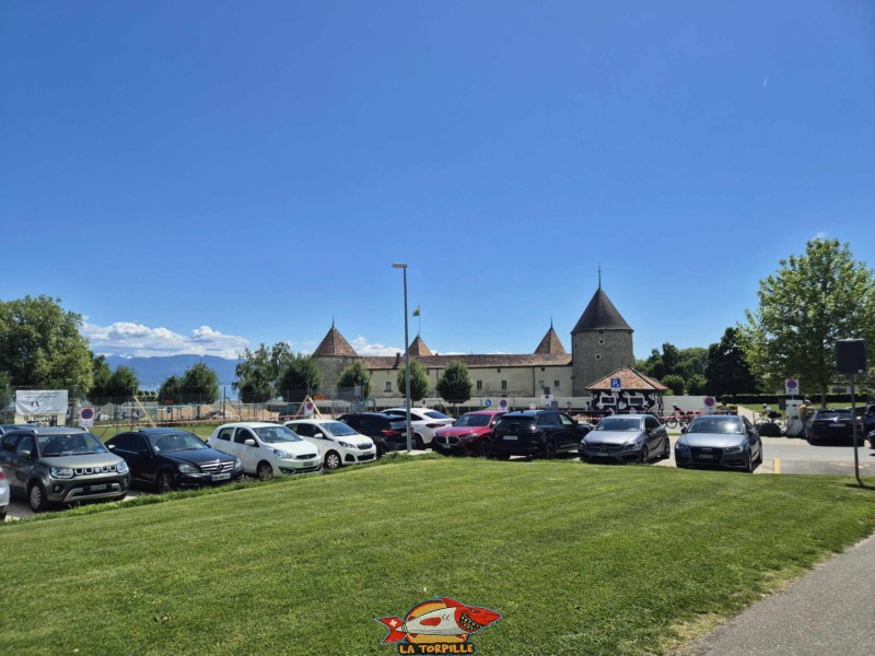 Un grand parking se trouve juste à côté du château de Rolle.