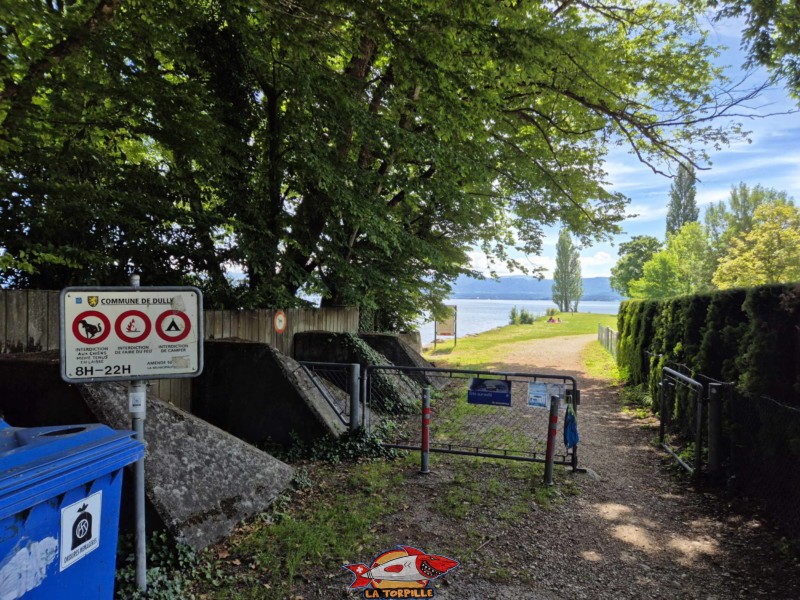 Plusieurs toblerones se trouvent à l'entrée de la plage de la Dullive. Plage de la Dullive, Dully, Canton de Vaud, Léman.