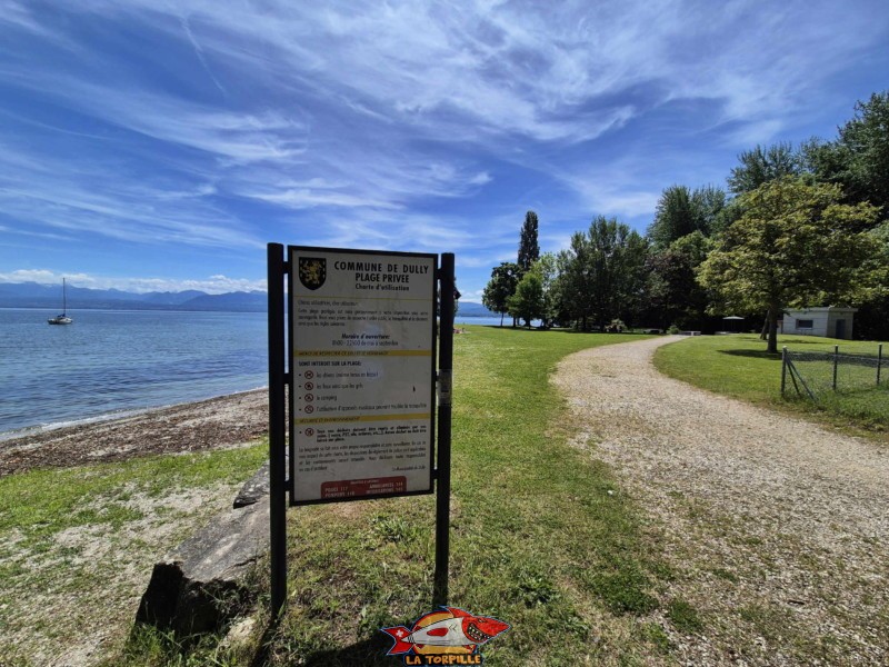 Le règlement de la plage juste après l'entrée. La plage de la Dullive est une plage privée ouverte au public, les chiens sont interdits. Le règlement de la plage juste après l'entrée. La plage de la Dullive est une plage privée ouverte au public, les chiens sont interdits. Plage de la Dullive, Dully, Canton de Vaud, Léman.