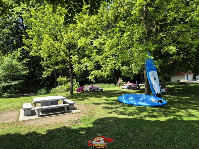 Plusieurs tables sont à disposition. Plage de la Dullive, Dully, Canton de Vaud, Léman. Plusieurs tables sont à disposition. Plage de la Dullive, Dully, Canton de Vaud, Léman.
