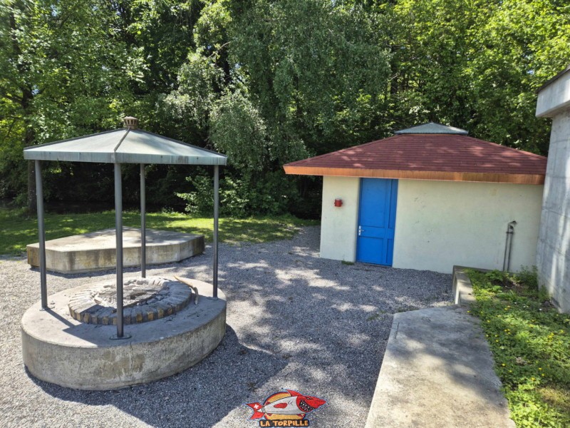 . Plage de la Dullive, Dully, Canton de Vaud, Léman. Le bâtiment des douches et des toilettes. . Plage de la Dullive, Dully, Canton de Vaud, Léman. Le bâtiment des douches et des toilettes.