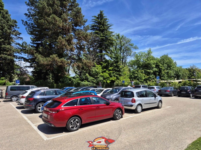 Parking. Plage de la Falaise, Gland. Léman, canton de Vaud.