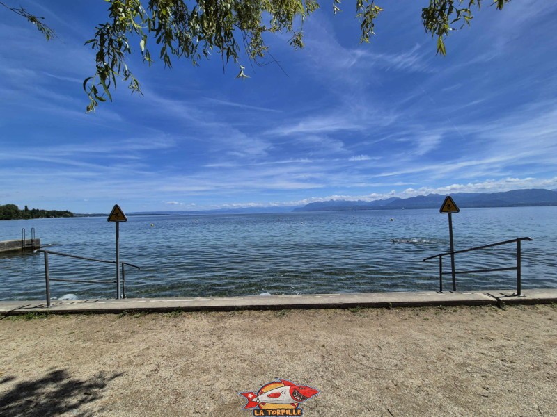 Plage, escaliers. Plage de la Falaise, Gland. Léman, canton de Vaud.