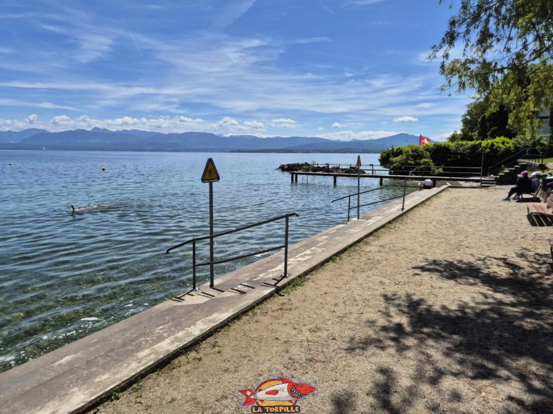 Plage, escaliers. Plage de la Falaise, Gland. Léman, canton de Vaud.