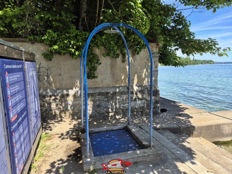 Plage, Douche.. Plage de la Falaise, Gland. Léman, canton de Vaud.