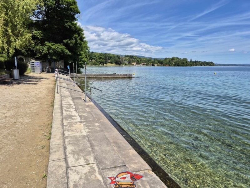 Plage, escaliers. Plage de la Falaise, Gland. Léman, canton de Vaud.