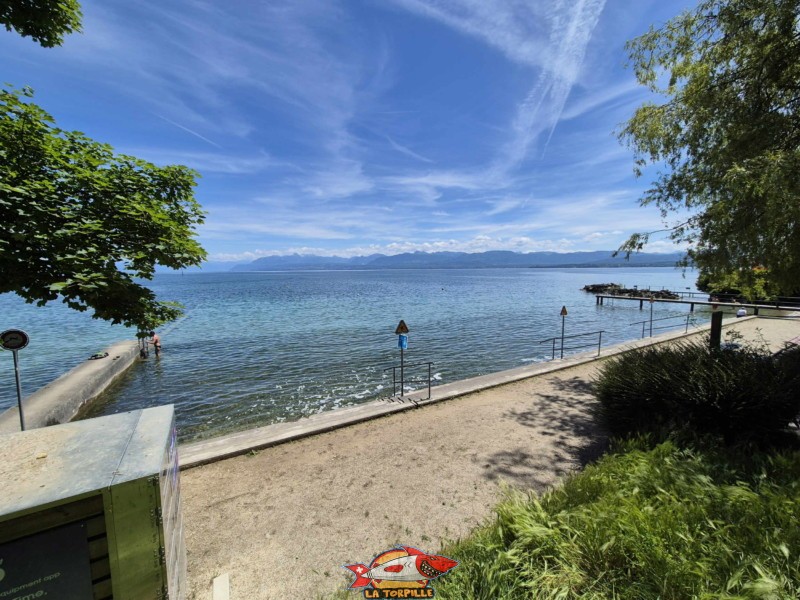 Plage, escaliers. Plage de la Falaise, Gland. Léman, canton de Vaud.