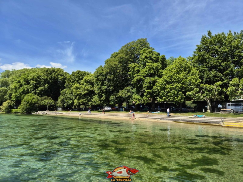 Des escaliers permettent d'accéder au lac et une étroite bande de sable. zone route. Plage de Promenthoux, Prangins, Léman.