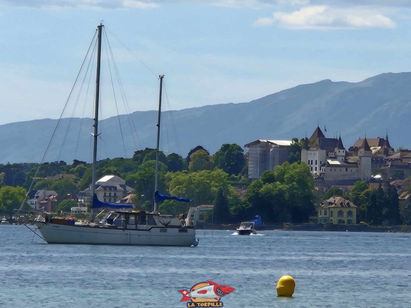 Le château de Nyon depuis la plage de Promenthoux, à Prangins.