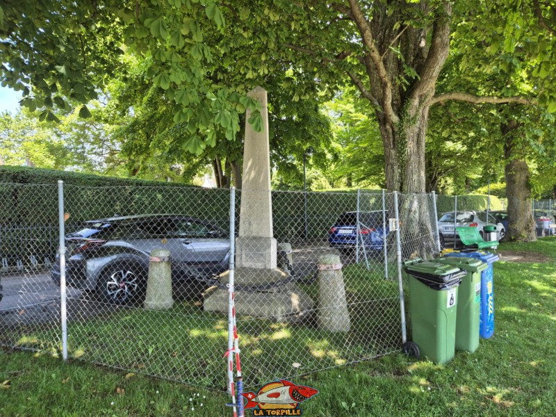 Entre la route et la plage de Promenthoux se dresse un obélisque de pierre sobre et élancé. Il commémore un épisode marquant de la mémoire vaudoise : le départ, le 16 août 1689, des Vaudois du Piémont vers leur terre natale après trois années d’exil. Plage de Promenthoux, Prangins, Léman.