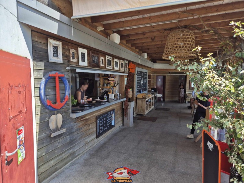 Une buvette se trouve à l'entrée de la plage. Plage de Promenthoux, Prangins, Léman.
