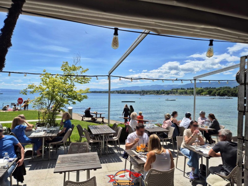 Une buvette se trouve à l'entrée de la plage. Plage de Promenthoux, Prangins, Léman.