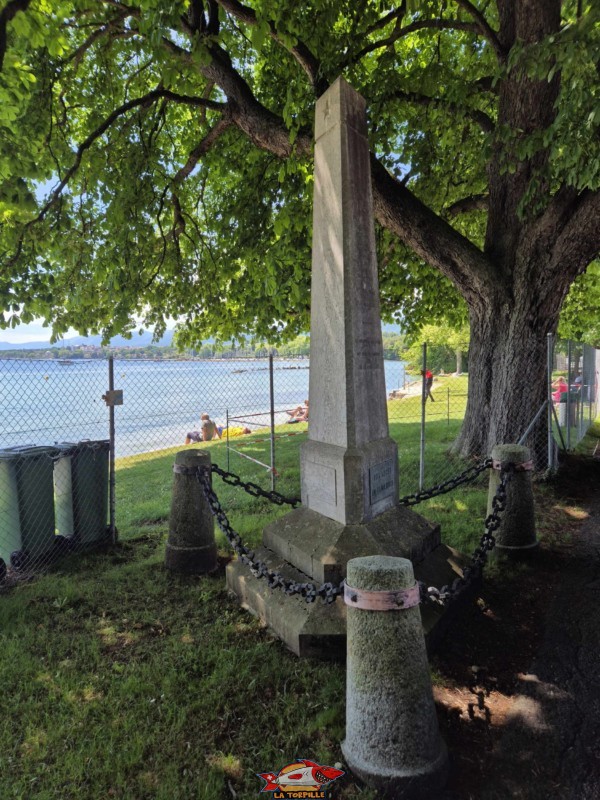 Entre la route et la plage de Promenthoux se dresse un obélisque de pierre sobre et élancé. Il commémore un épisode marquant de la mémoire vaudoise : le départ, le 16 août 1689, des Vaudois du Piémont vers leur terre natale après trois années d’exil. Plage de Promenthoux, Prangins, Léman.