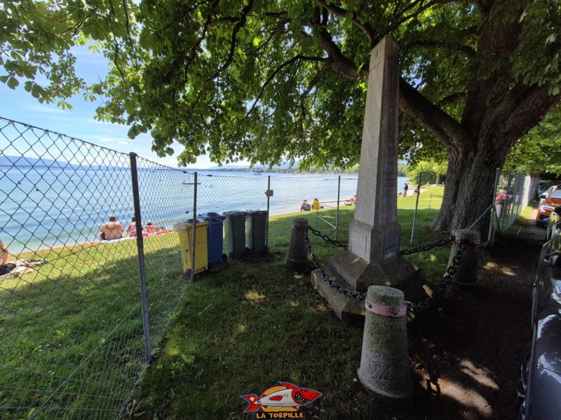 Entre la route et la plage de Promenthoux se dresse un obélisque de pierre sobre et élancé. Il commémore un épisode marquant de la mémoire vaudoise : le départ, le 16 août 1689, des Vaudois du Piémont vers leur terre natale après trois années d’exil. Plage de Promenthoux, Prangins, Léman.