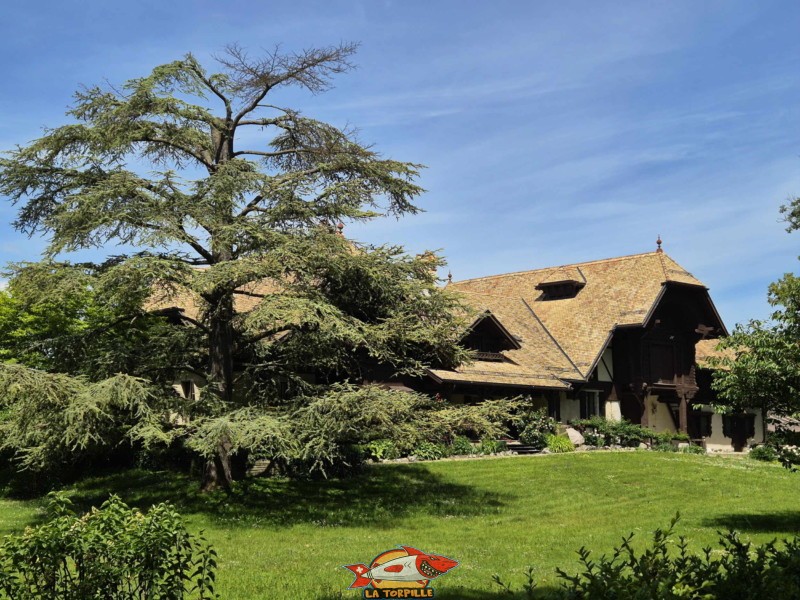 La magnifique villa-chalet construit en 1896. Elle se trouve à côté de la plage. Plage de Promenthoux, Prangins, Léman.