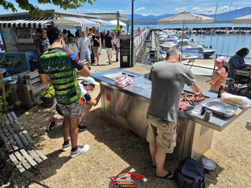 Le magnifique barbecue mis à disposition gratuitement. Plage de Céligny, canton de Genève, Lac Léman. Le magnifique barbecue mis à disposition gratuitement. Plage de Céligny, canton de Genève, Lac Léman.