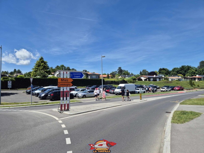 Le parking d'accès à la plage de Mies. Tannay
