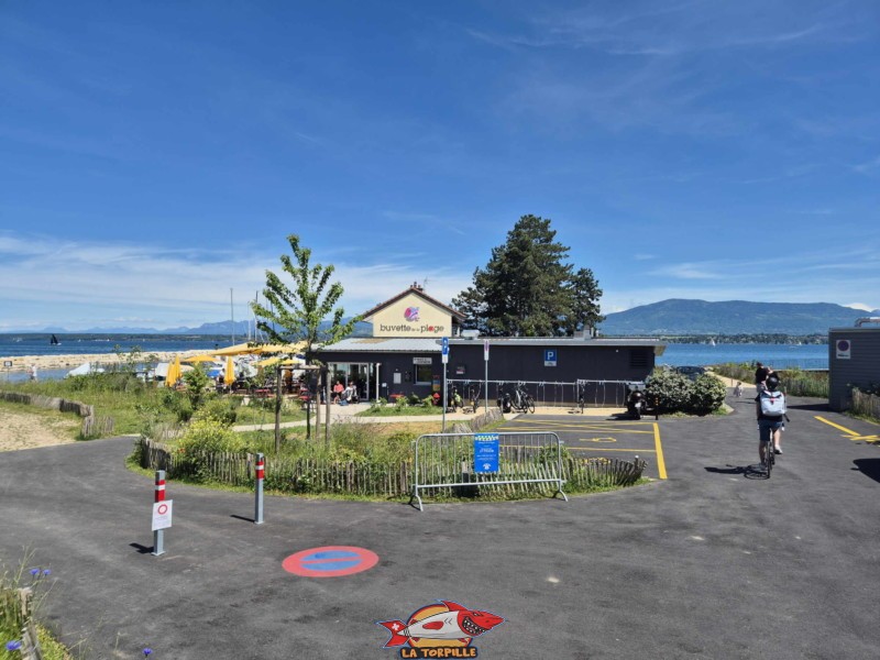 Le chemin d'accès à la plage sur la droite. Tannay