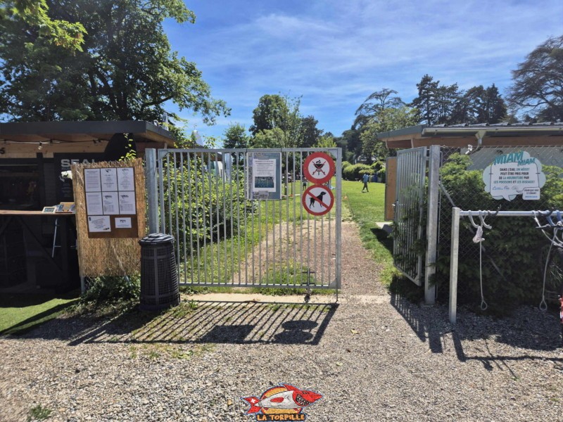 Entré principale. plage de Mies, région de Nyon, bord du Léman. L'entrée principale de la plage d Mies. Des panneaux indiquent que les barbecues et les chiens sont interdits.