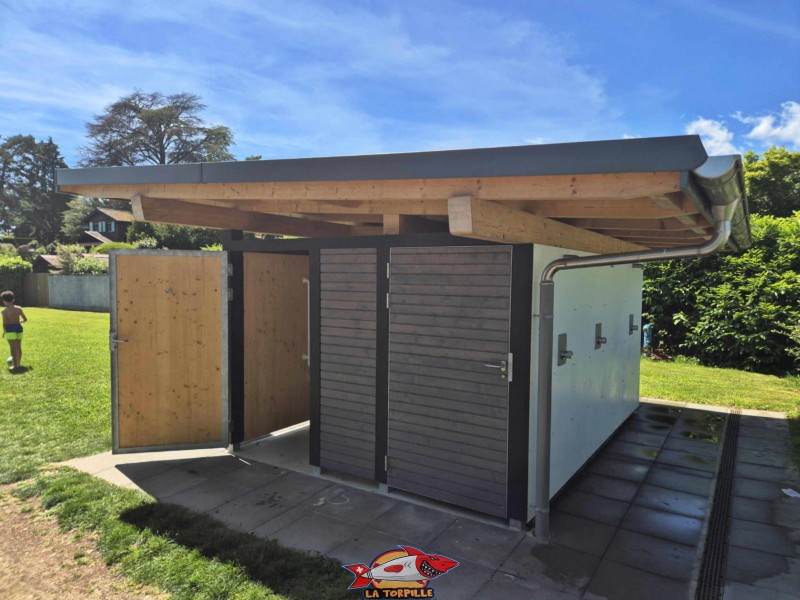 Toilettes & Douches. plage de Mies, région de Nyon, bord du Léman. 