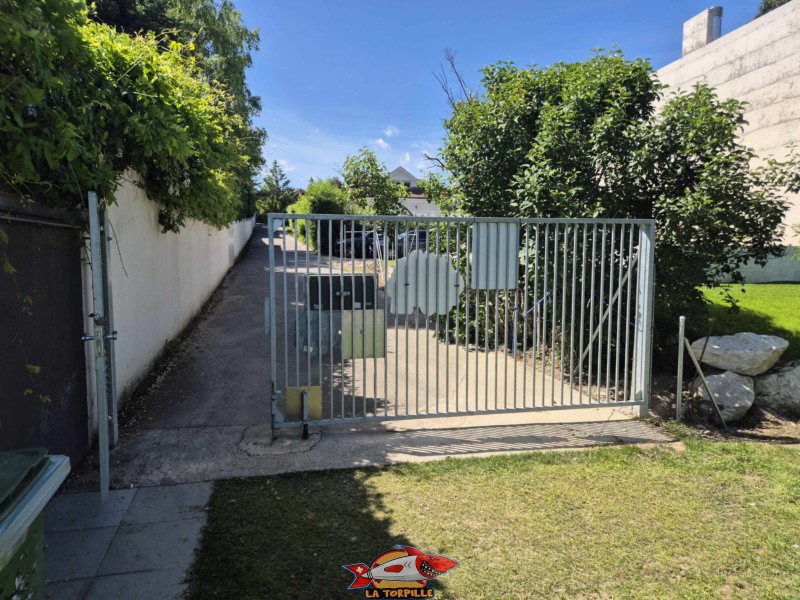 Entrée Ouest. plage de Mies, région de Nyon, bord du Léman. 