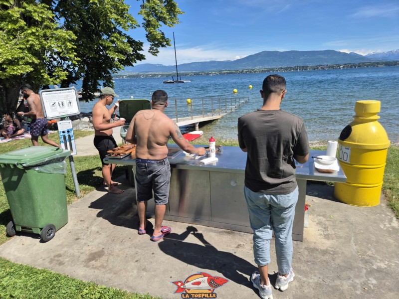 Le magnifique barbecue mis à disposition gratuitement des visiteurs. plage de Mies, région de Nyon, bord du Léman. 