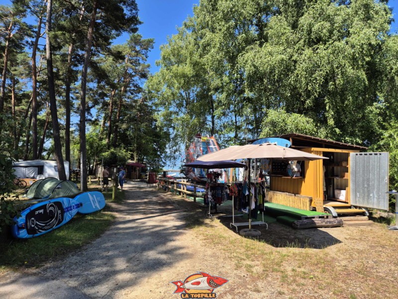 Surf Center. Plage du Camping VD8, Cheseaux-Noréaz, Canton de Vaud, Lac de Neuchâtel.