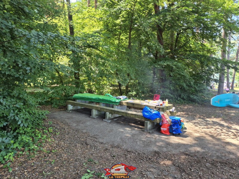 Tables. Plage du Camping VD8, Cheseaux-Noréaz, Canton de Vaud, Lac de Neuchâtel.