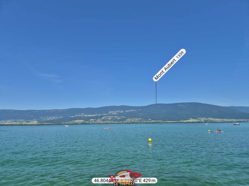 La vue, direction nord, depuis la plage du camping VD8. Le Mont Aubert. La vue, direction nord, depuis la plage du camping VD8. Le Mont Aubert.