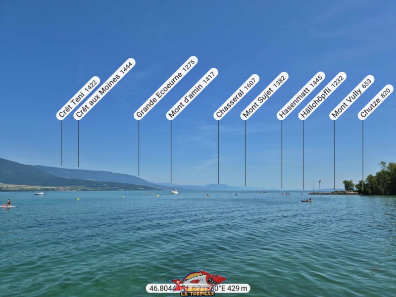 La vue, direction nord-est, depuis la plage du camping VD8. Le Chasseral, le Mont Vully. La vue, direction nord-est, depuis la plage du camping VD8. Le Chasseral, le Mont Vully.