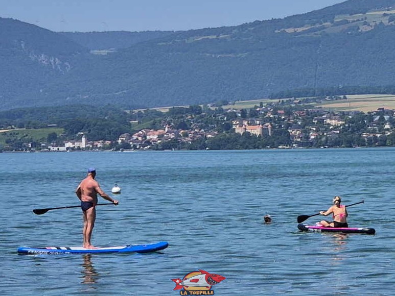 Le fameux château de Grandson sur l'autre rive du lac de Neuchâtel. Plage de Châble-Perron. Le fameux château de Grandson sur l'autre rive du lac de Neuchâtel. Plage de Châble-Perron.