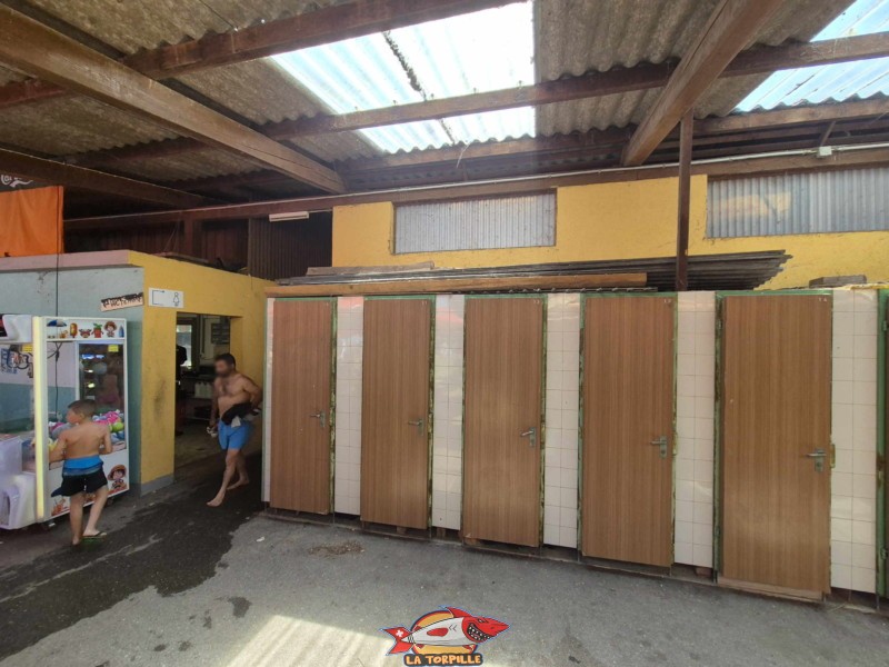 Vestiaires & WC. Plage du Camping VD8, Cheseaux-Noréaz, Canton de Vaud, Lac de Neuchâtel. Les vestiaires et toilettes se trouvent dans la buvette de la plage.. Plage du Camping VD8, Cheseaux-Noréaz, Canton de Vaud, Lac de Neuchâtel.