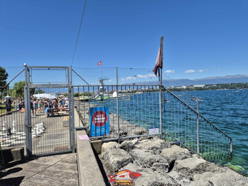 deck en bois recouvre la digue côté sud. La grille qui sépare Tropical Corner de Genève-Plage. Tropical Corner, Cologny, rive gauche rade de Genève. deck en bois recouvre la digue côté sud. La grille qui sépare Tropical Corner de Genève-Plage. Tropical Corner, Cologny, rive gauche rade de Genève.