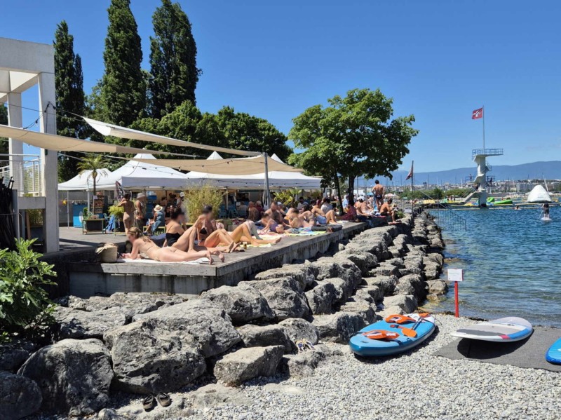 deck en bois recouvre la digue côté sud. Tropical Corner, Cologny, rive gauche rade de Genève.