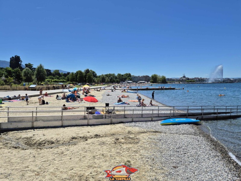 Le Jet d'Eau depuis la plage des Eaux-Vives. Genève