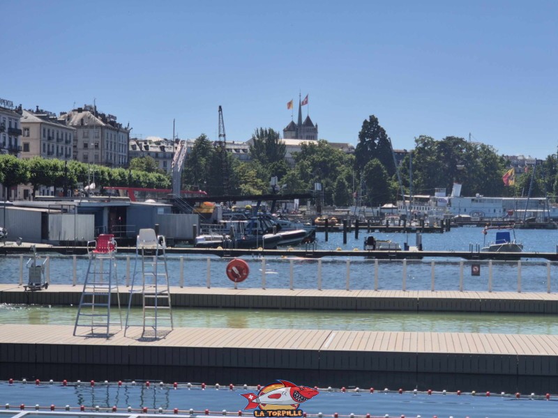 La vue sur la cathédrale St-Pierre depuis les bains du Jet d'Eau. Rive gauche rade de Genève.