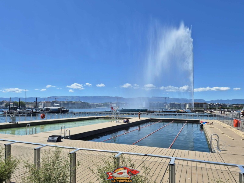 Les deux bassins des bains du Jet d'Eau. Rive gauche rade de Genève.
