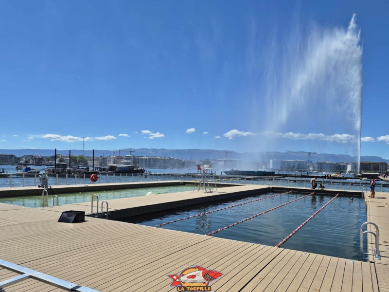 La vue sur les bains du Jet d'Eau depuis le quai Gustave-Ader. Rive gauche rade de Genève.