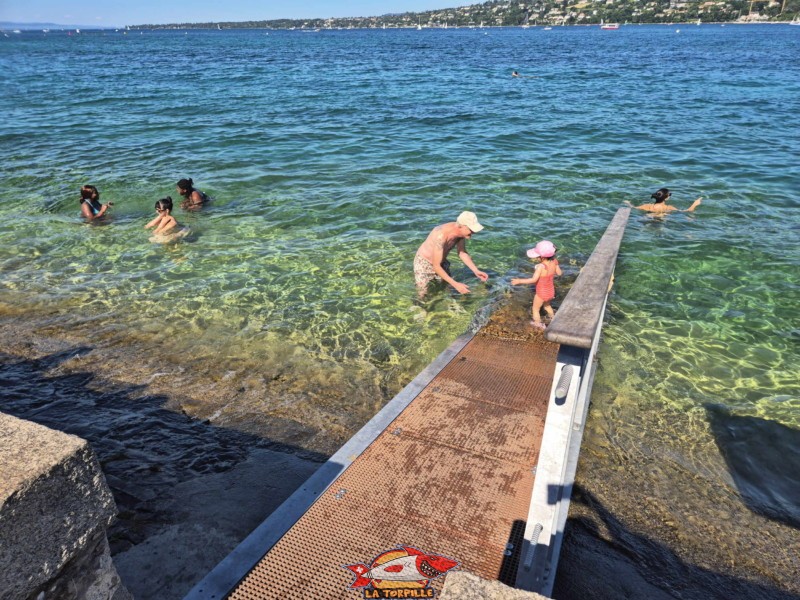 Plusieurs rampes facilitent l'accès au lac. Espace de baignade du quai Wilson, Rive droite, rade de Genève.