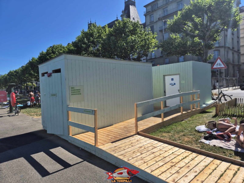 Les cabines de toilettes, douches et de changement. Espace de baignade du quai Wilson, Rive droite, rade de Genève.