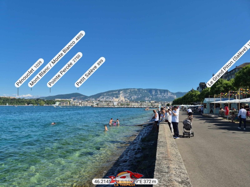 Le panorama, direction sud, depuis le quai Wilson, vers le Salève. Le Mont-Blanc, le Petit Salève, le Salève, sur la droite.