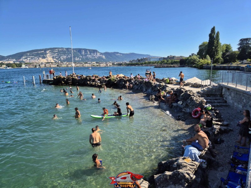 Digue. Plage de la perle du lac, Genève.