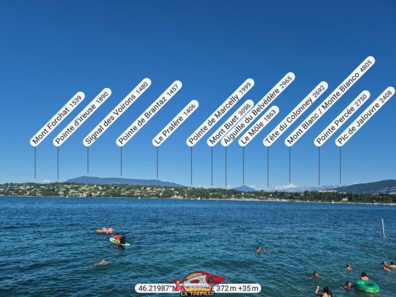 Le panorama, direction sud-est, depuis la plage de la perle du lac. Le Signal des Voirons et le Mont Blanc à 70 km.