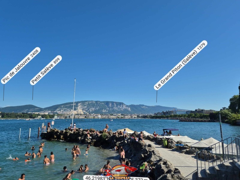 Le panorama, direction sud, depuis la plage de la perle du lac, vers la chaine du Salève.