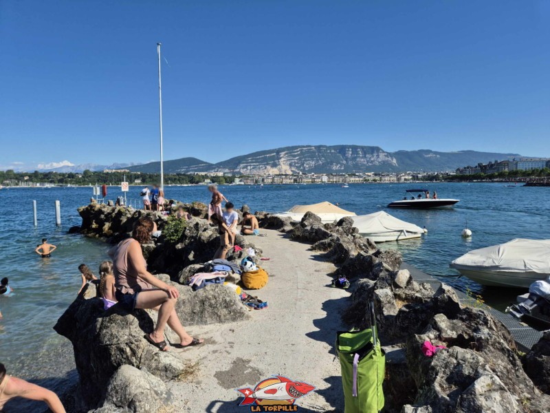 Digue. Plage de la perle du lac, Genève.