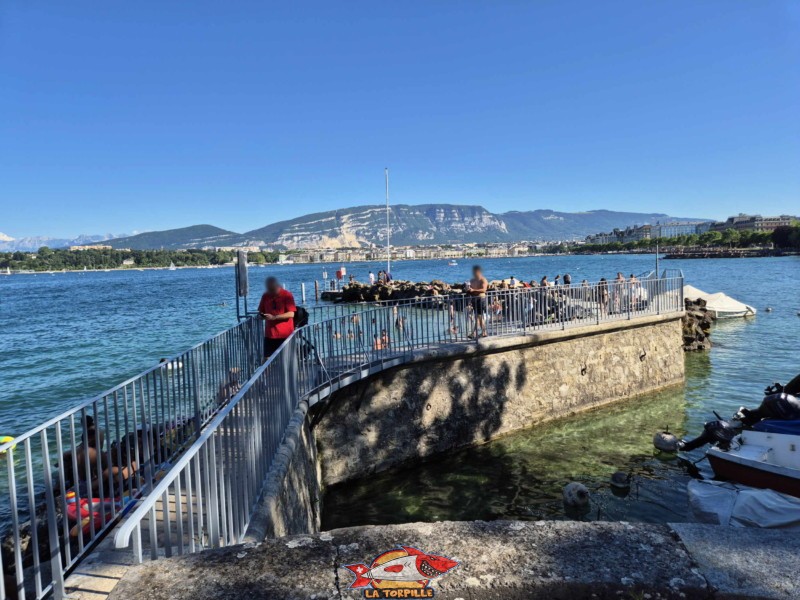 Le pont qui mène à la digue. Plage de la perle du lac, Genève.