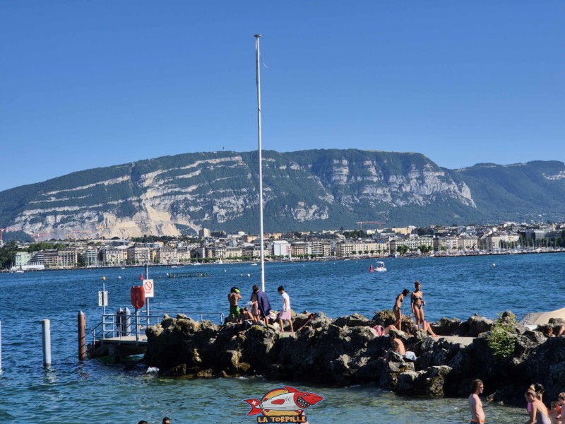 Digue. Plage de la perle du lac, Genève. Le bout de la digue avec la rive gauche de la rade de Genève en arrière-plan. La montagne du Salève.