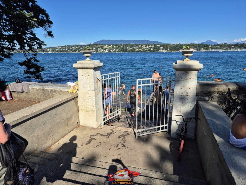 L'entrée principale à la plage de la Perle du Lac.