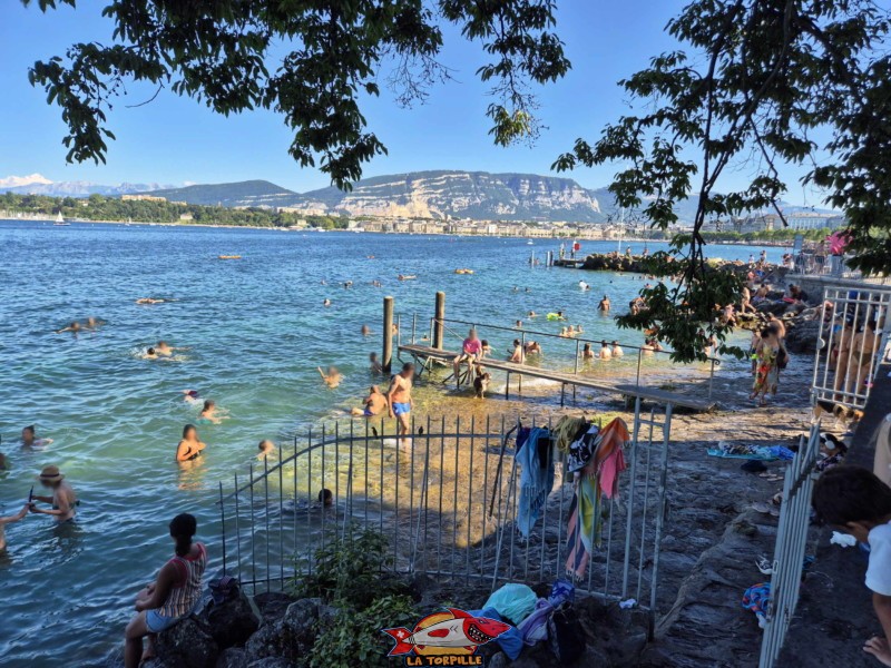 L'entrée de la plage de l perle du lac.